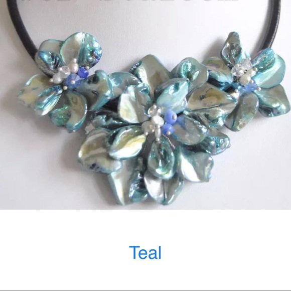 IRIS APFEL Natural Baroque Cultured Pearl 3 Shell Flower Necklace Leather Rope - Picture 1 of 11